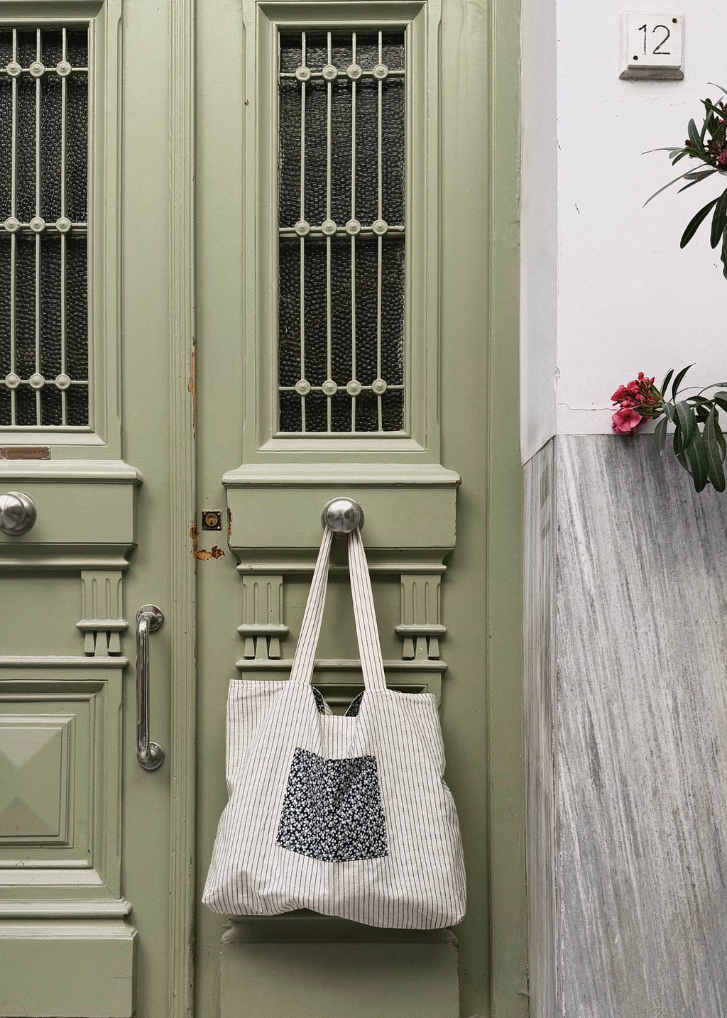 FLORAL LINE TOTE BAG